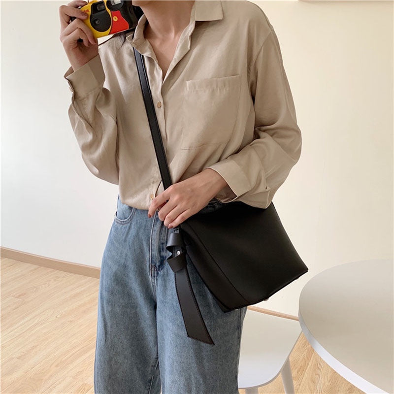 IELGY Cross-body Brown One-shoulder Large capacity Black Women's bag Simple All-match Bucket
