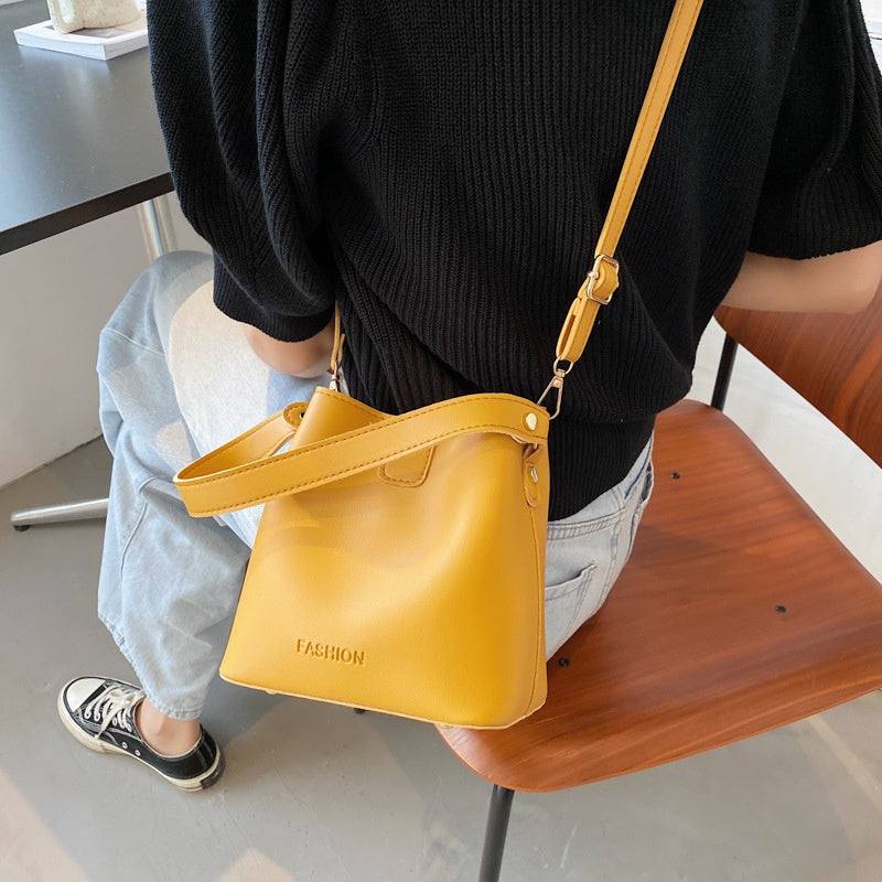 IELGY Korean version One-shoulder crossbody Contrast bucket bag