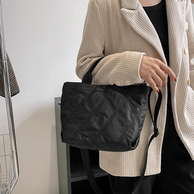 IELGY Lingge embroidery thread niche design all-match messenger portable bucket bag women