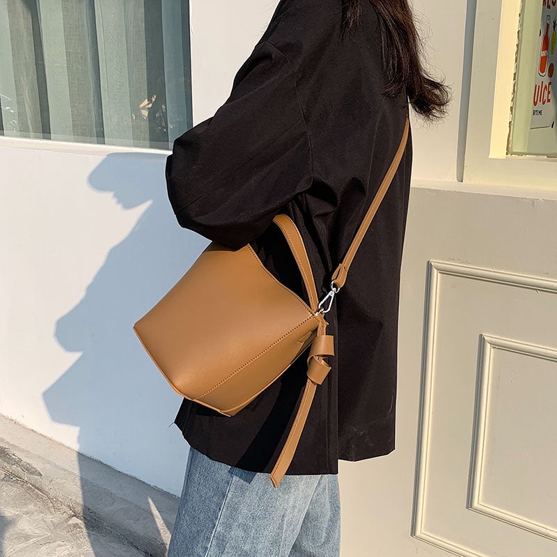 IELGY Cross-body Brown One-shoulder Large capacity Black Women's bag Simple All-match Bucket
