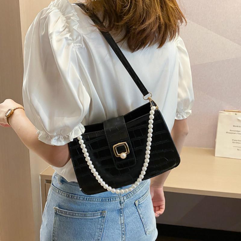 IELGY is fresh and popular, one-shoulder messenger ins fashion
