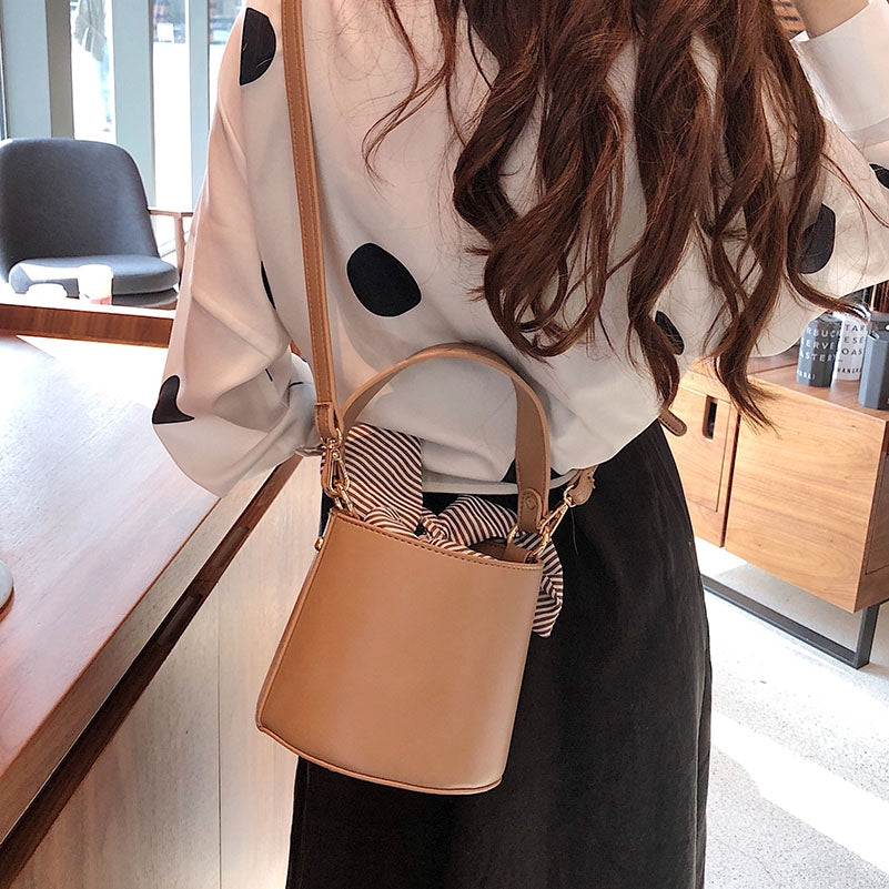 IELGY   Japan and South Korea simple versatile shoulder Messenger bag retro bucket bag