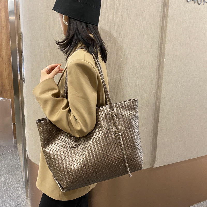 IELGY simple and versatile one-shoulder handbags fashion portable design sense of large capacity