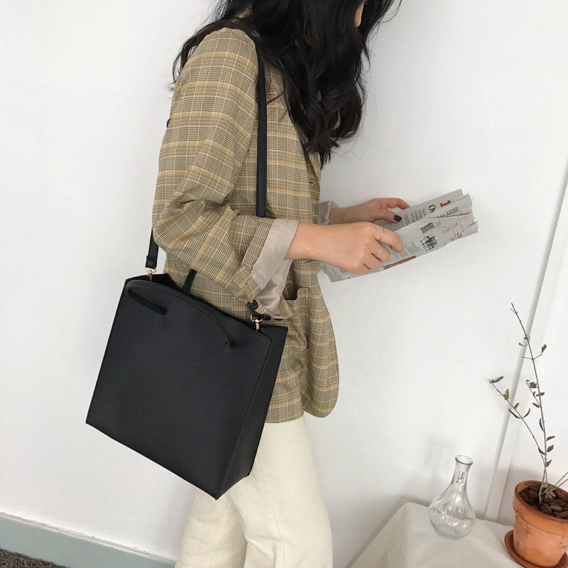 Simple and large-capacity one-shoulder diagonal cross-body package