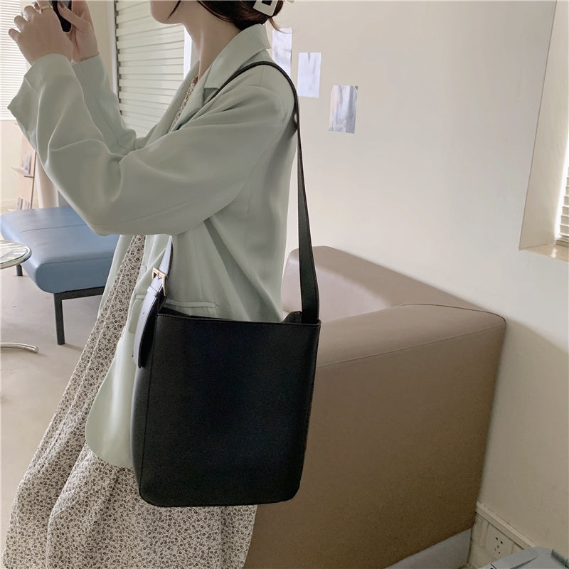 IELGY large capacity simple commuter retro messenger bucket bag