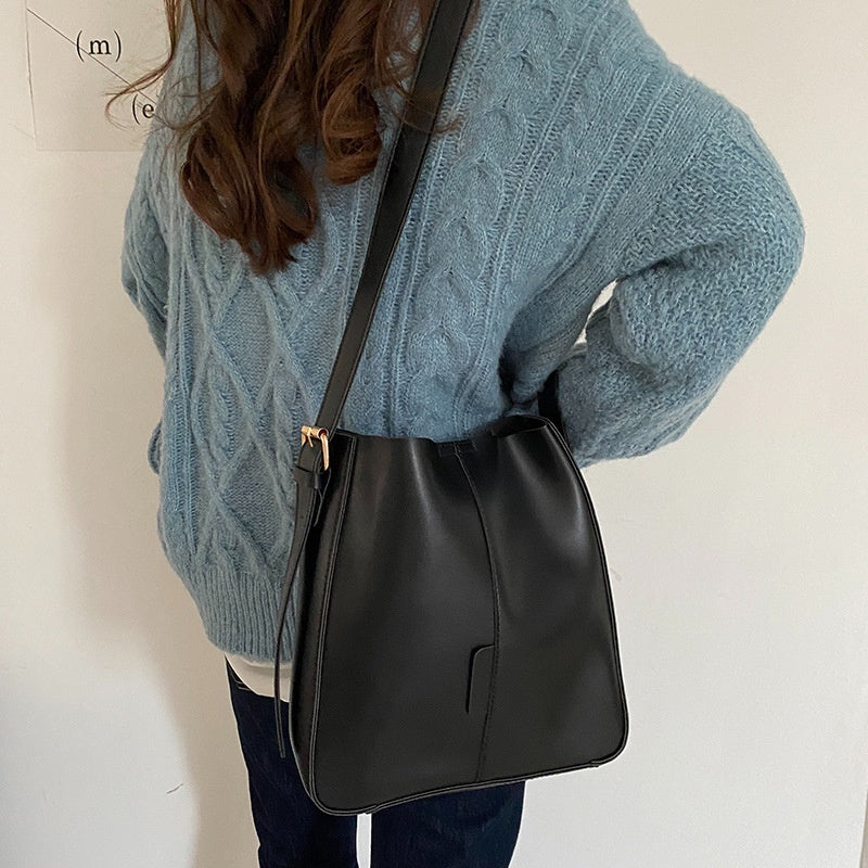 IELGY women's all-match large capacity adjustable messenger bucket bag
