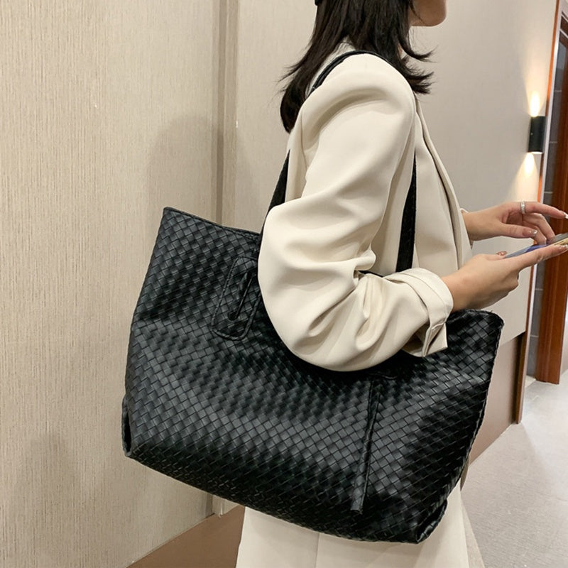 IELGY simple and versatile one-shoulder handbags fashion portable design sense of large capacity