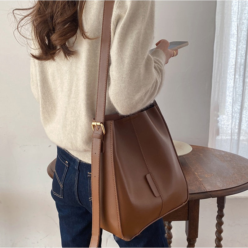 IELGY women's all-match large capacity adjustable messenger bucket bag