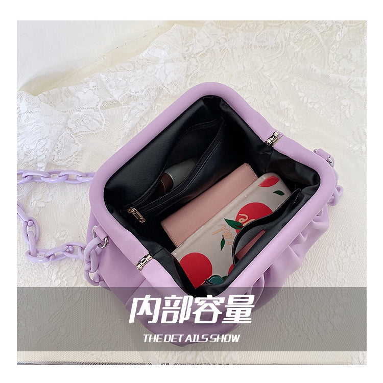 IELGY The Korean version of leisure fashion clouds clip buckle shoulder Messenger bag is new