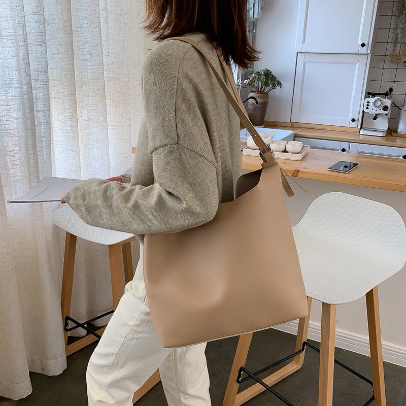 IELGY large-capacity bucket bag Korean style simple shoulder bag fashion all-match texture Messenger bag