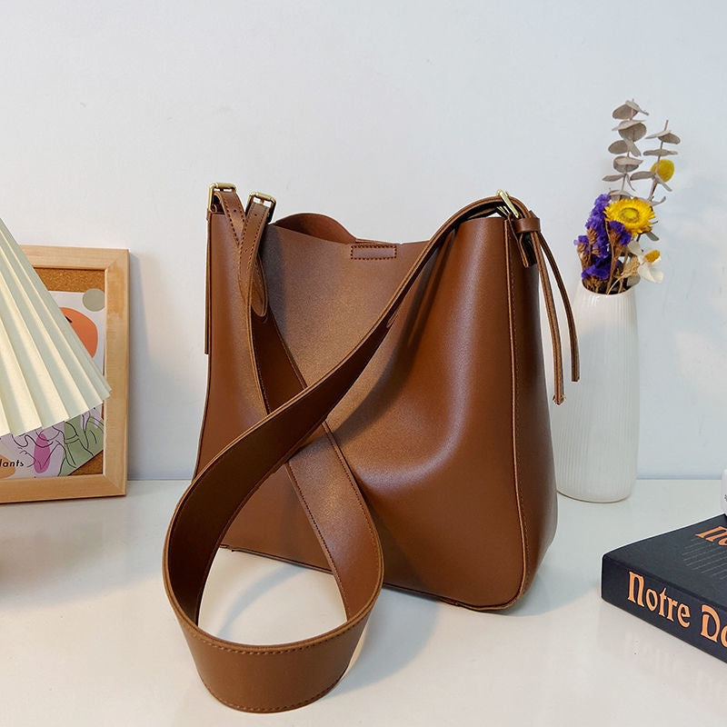 IELGY comfortable and adjustable pure color simple and fashionable high-end messenger bag