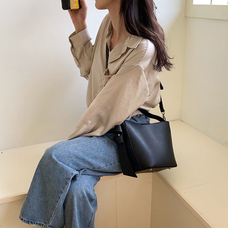 IELGY Cross-body Brown One-shoulder Large capacity Black Women's bag Simple All-match Bucket
