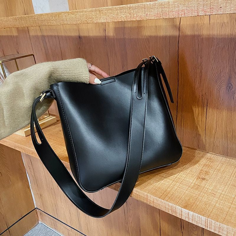 IELGY comfortable and adjustable pure color simple and fashionable high-end messenger bag