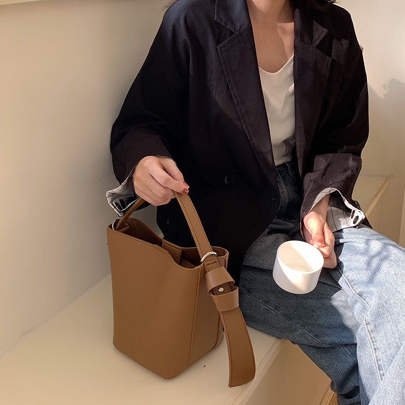 IELGY Cross-body Brown One-shoulder Large capacity Black Women's bag Simple All-match Bucket