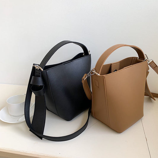 IELGY Cross-body Brown One-shoulder Large capacity Black Women's bag Simple All-match Bucket