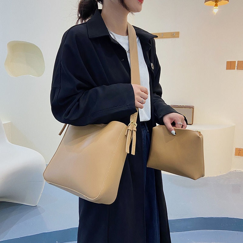 IELGY comfortable and adjustable pure color simple and fashionable high-end messenger bag