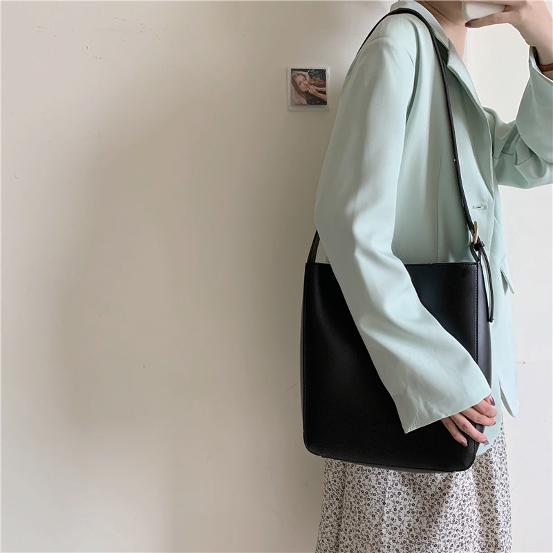 IELGY large capacity simple commuter retro messenger bucket bag