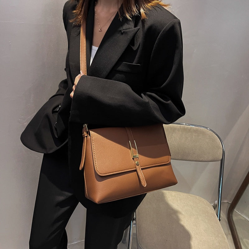 IELGY retro large-capacity female bag trendy simple texture
