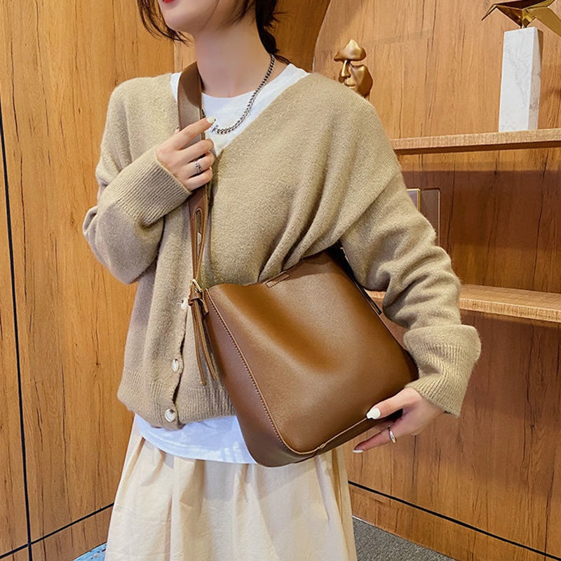 IELGY comfortable and adjustable pure color simple and fashionable high-end messenger bag