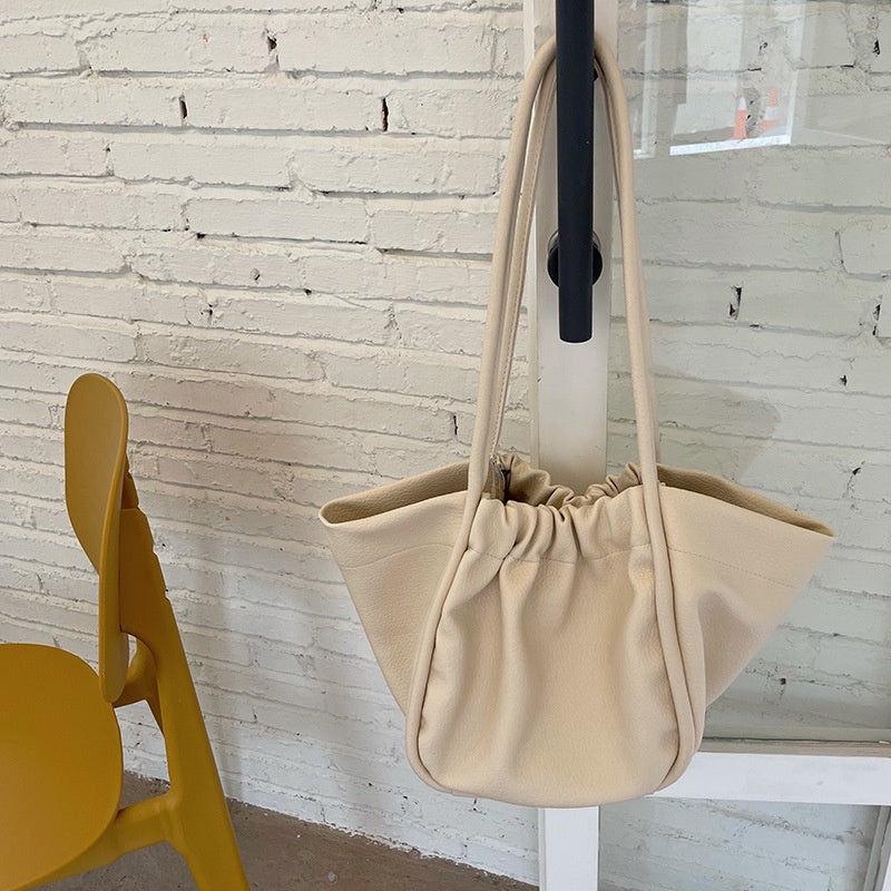 IELGY niche design large-capacity tote bag, comfortable cloud bag, simple picture and mother shoulder bag