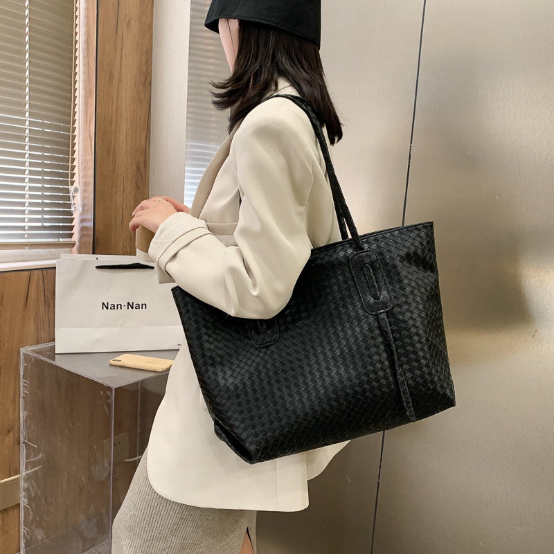 IELGY simple and versatile one-shoulder handbags fashion portable design sense of large capacity