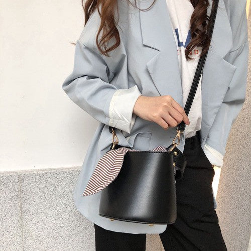 IELGY   Japan and South Korea simple versatile shoulder Messenger bag retro bucket bag