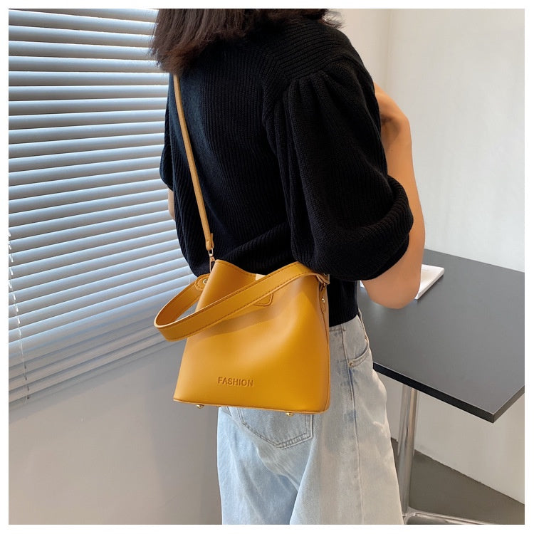IELGY Korean version One-shoulder crossbody Contrast bucket bag