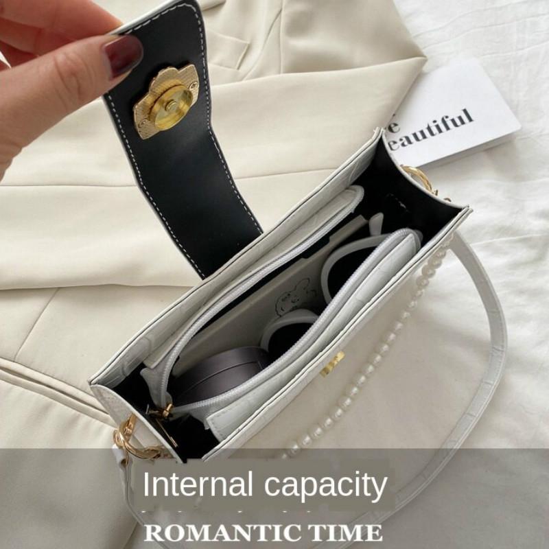 IELGY is fresh and popular, one-shoulder messenger ins fashion
