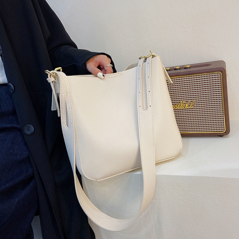 IELGY comfortable and adjustable pure color simple and fashionable high-end messenger bag