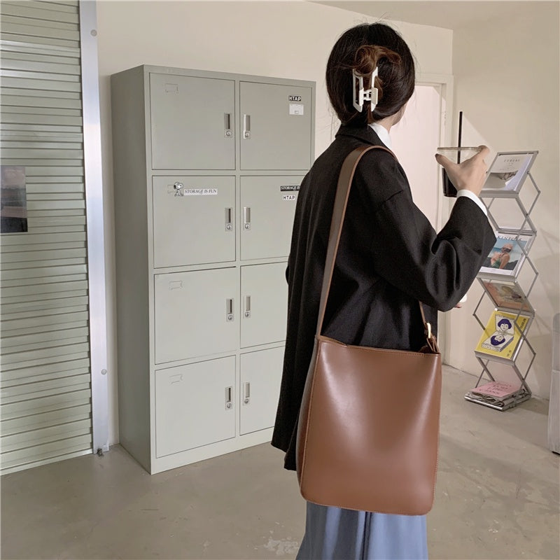 IELGY large capacity simple commuter retro messenger bucket bag