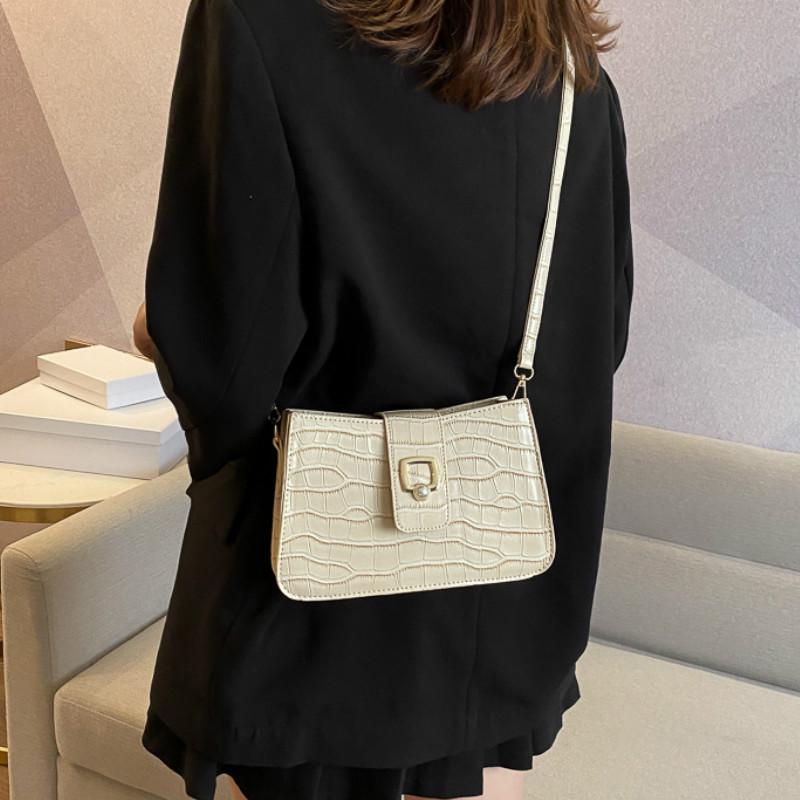 IELGY is fresh and popular, one-shoulder messenger ins fashion