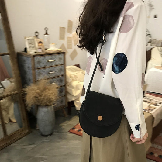 Wide-band solid-color flip semi-circular Messenger bag