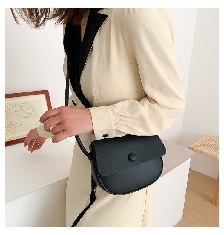 IELGY Simple single shoulder small bag female bag popular fashion messenger bag ins wild saddle bag
