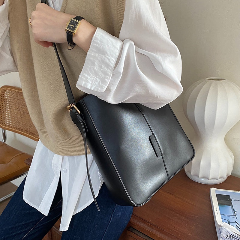 IELGY women's all-match large capacity adjustable messenger bucket bag