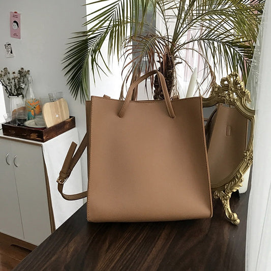 Simple and large-capacity one-shoulder diagonal cross-body package