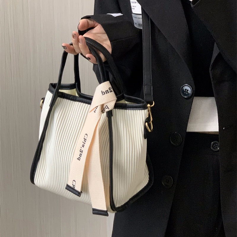 IELGY women's high-end niche commuter fashion messenger bag