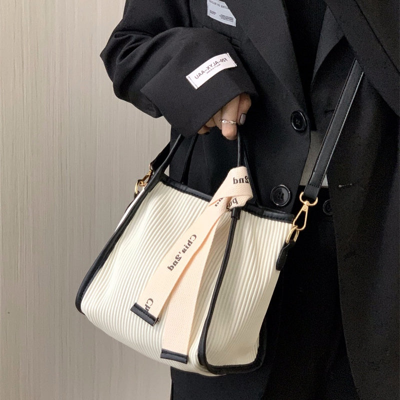 IELGY women's high-end niche commuter fashion messenger bag