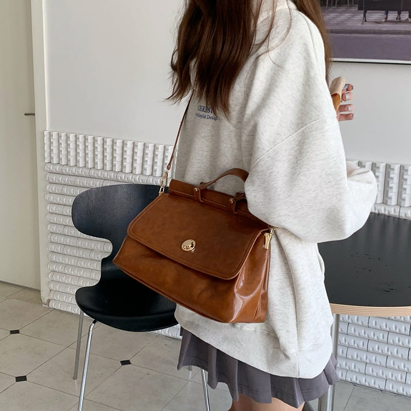 IELGY retro daily commuting large capacity texture messenger messenger bag women