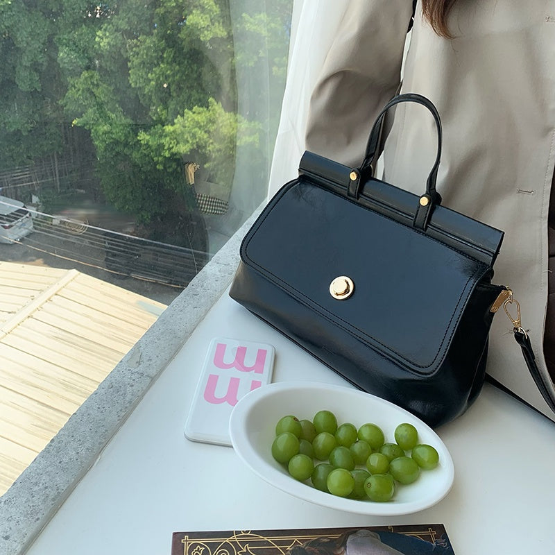 IELGY retro daily commuting large capacity texture messenger messenger bag women