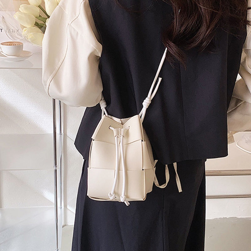 IELGY niche high-end hand-woven bucket-shaped messenger bag for women