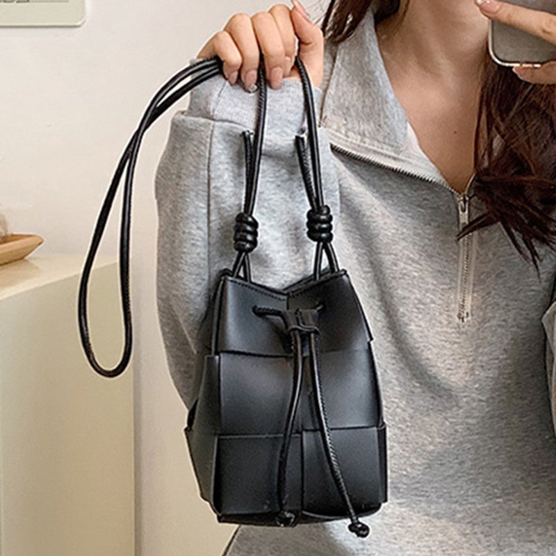 IELGY niche high-end hand-woven bucket-shaped messenger bag for women