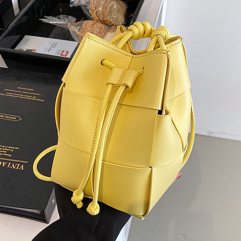 IELGY niche high-end hand-woven bucket-shaped messenger bag for women