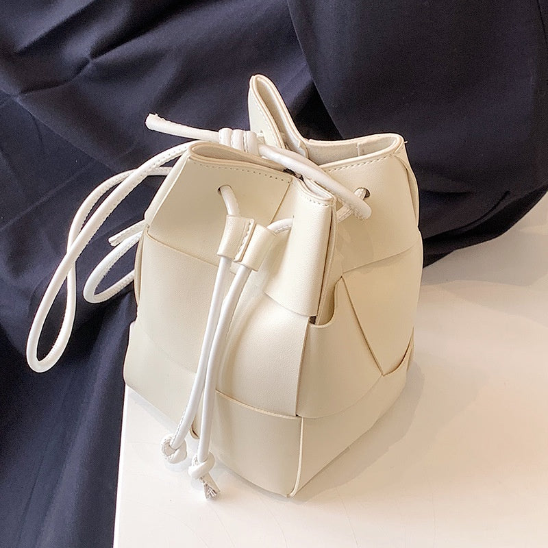 IELGY niche high-end hand-woven bucket-shaped messenger bag for women