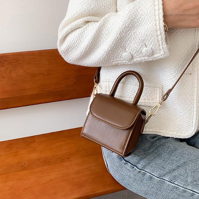 IELGY versatile fashion compact solid color magnetic buckle shoulder bag women