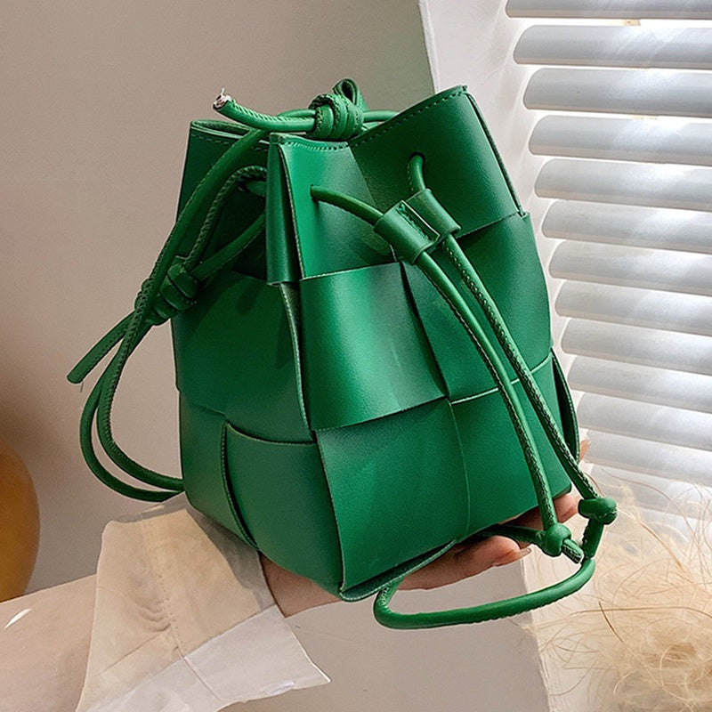 IELGY niche high-end hand-woven bucket-shaped messenger bag for women