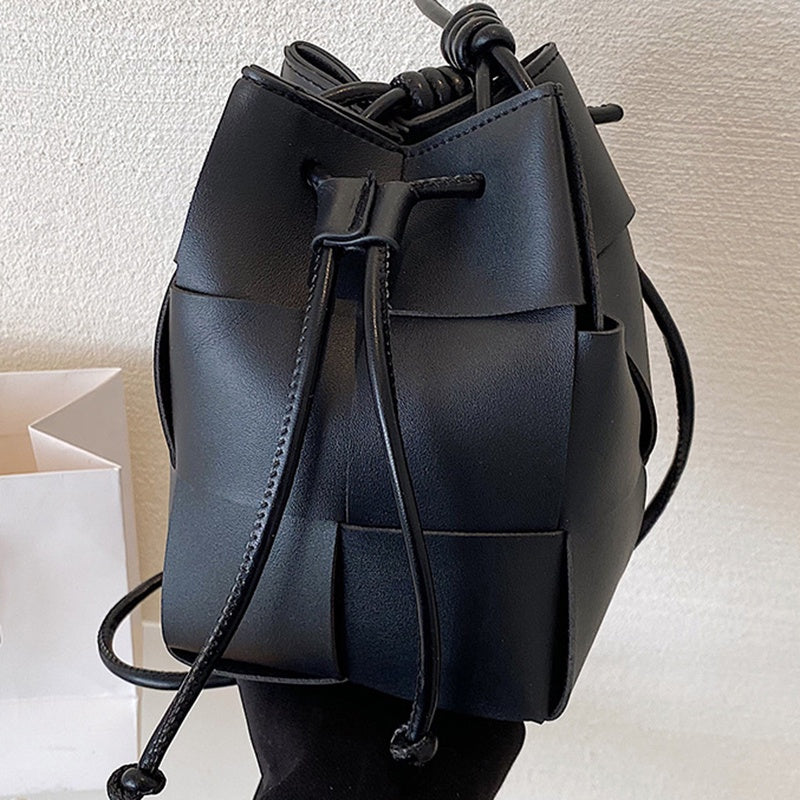 IELGY niche high-end hand-woven bucket-shaped messenger bag for women