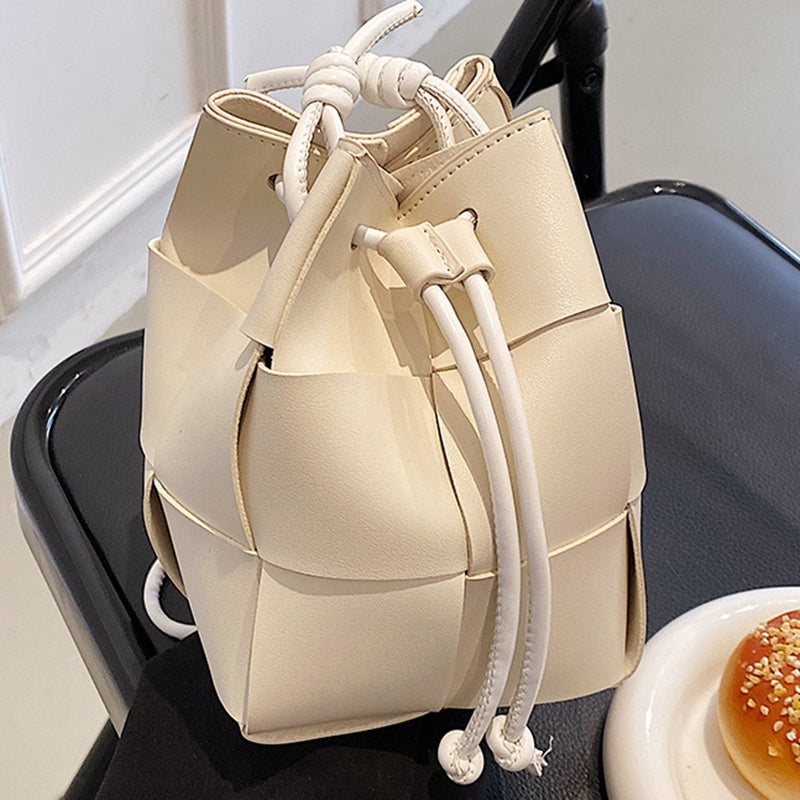IELGY niche high-end hand-woven bucket-shaped messenger bag for women