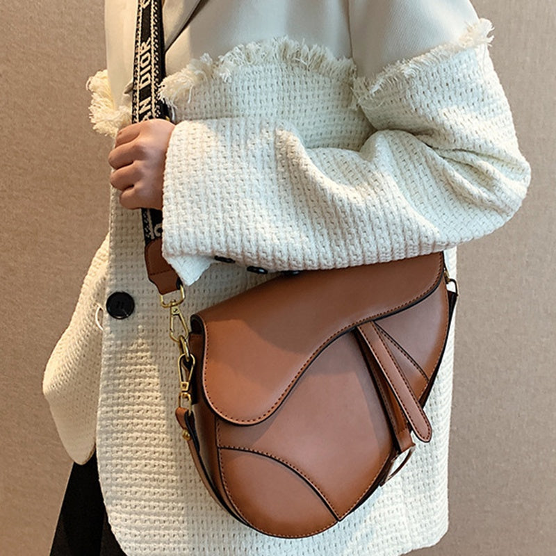 IELGY Saddle Bag Women's Retro Foreign Style Creative Korean Fashion Pistol Type Simple Messenger Bag