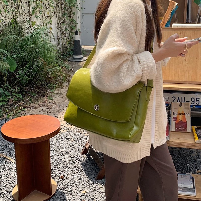 IELGY Messenger Bag Female Niche Design Retro Large-capacity Texture Commuter Briefcase