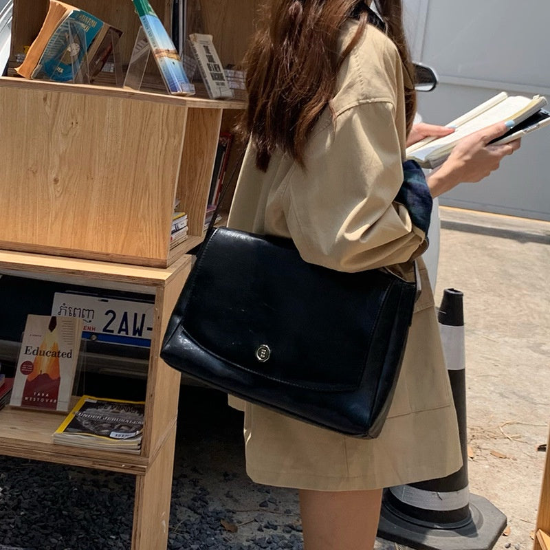 IELGY Messenger Bag Female Niche Design Retro Large-capacity Texture Commuter Briefcase